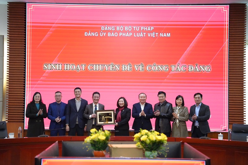 2 Chi bộ thuộc Đảng bộ Báo Pháp luật Việt Nam sinh hoạt chuyên đề tại Hải Phòng